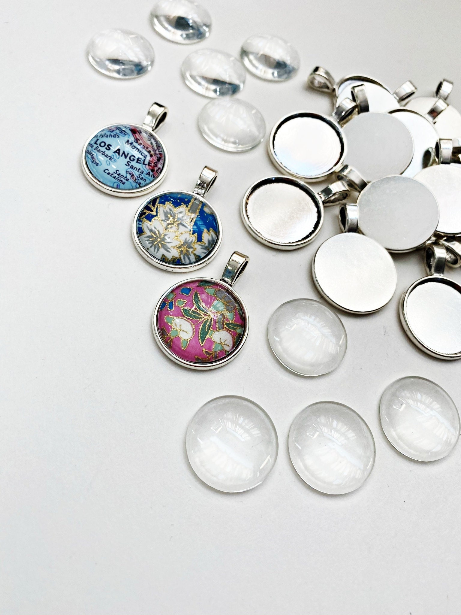 DIY Pendant Kit 20mm - Round Glass Cabochon & Silver Toned Pendant Tray Blank, Photo Jewelry Making Craft DIY Pendant Kit 20mm - Round Glass Cabochon & Silver Toned Pendant Tray Blank, Photo Jewelry Making Craft