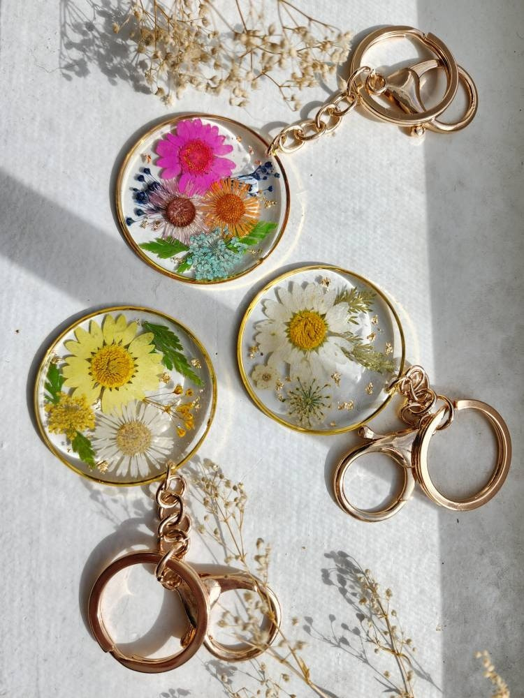 Handmade Dried Flower Resin Keychain – Real Pressed Floral Gift for Her 1 - MeasureMason Handmade Dried Flower Resin Keychain – Real Pressed Floral Gift for Her 1