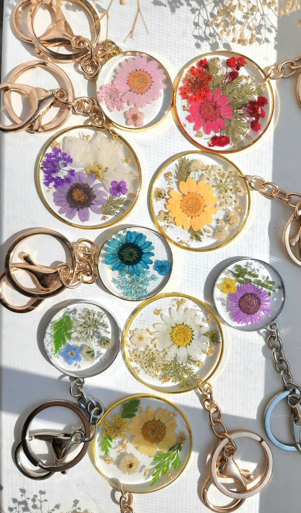 Handmade Dried Flower Resin Keychain – Real Pressed Floral Gift for Her